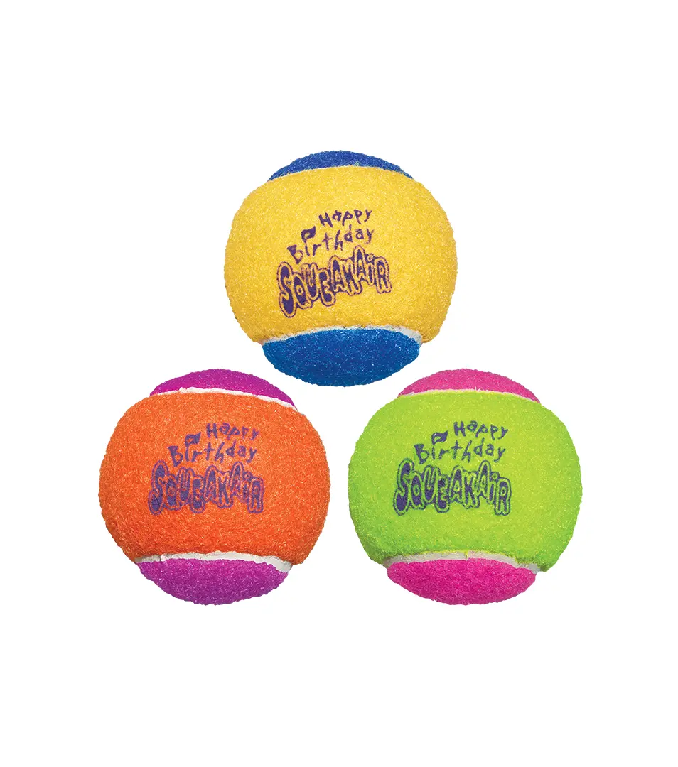 Hračka Kong Dog SqueakAir Narodeninová loptička s pískatkom, vulkanizovaná guma M (3ks/bal.)